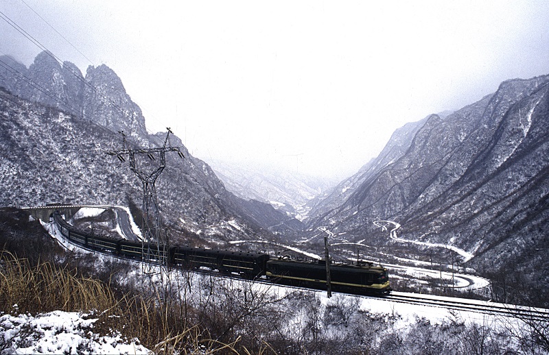 171592380800272336.jpeg 01承建的第一條電氣化鐵路——寶成線.jpg