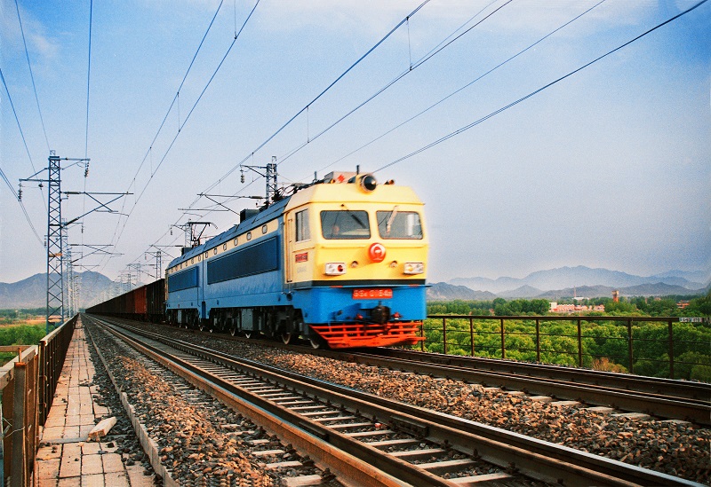 1.   株洲電力機車有限公司生產(chǎn)的韶山4型電力機車行駛在我國第一條開行萬噸單元重載雙線電氣化鐵路大秦線上.胡斌攝.jpg