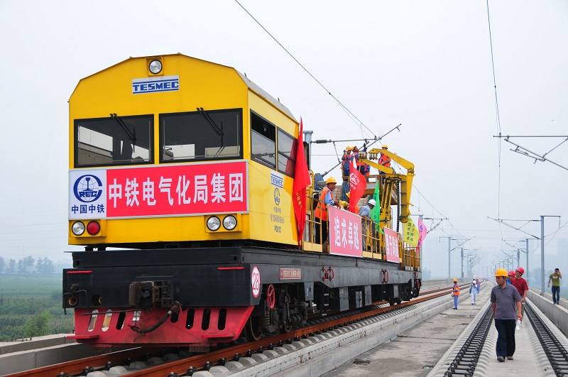 1-2  圖為津秦鐵路客運專線接觸網導線架設作業(yè)現場。 李朝臻攝.jpg